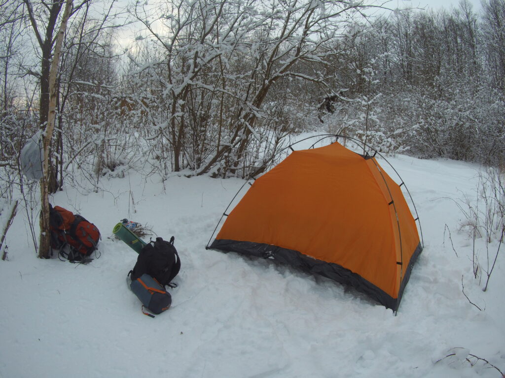 Палатка на озере Судобле зимой