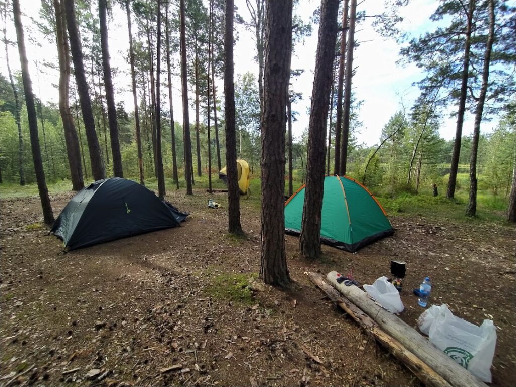Место по палатки на озере Гремячее Беларуси
