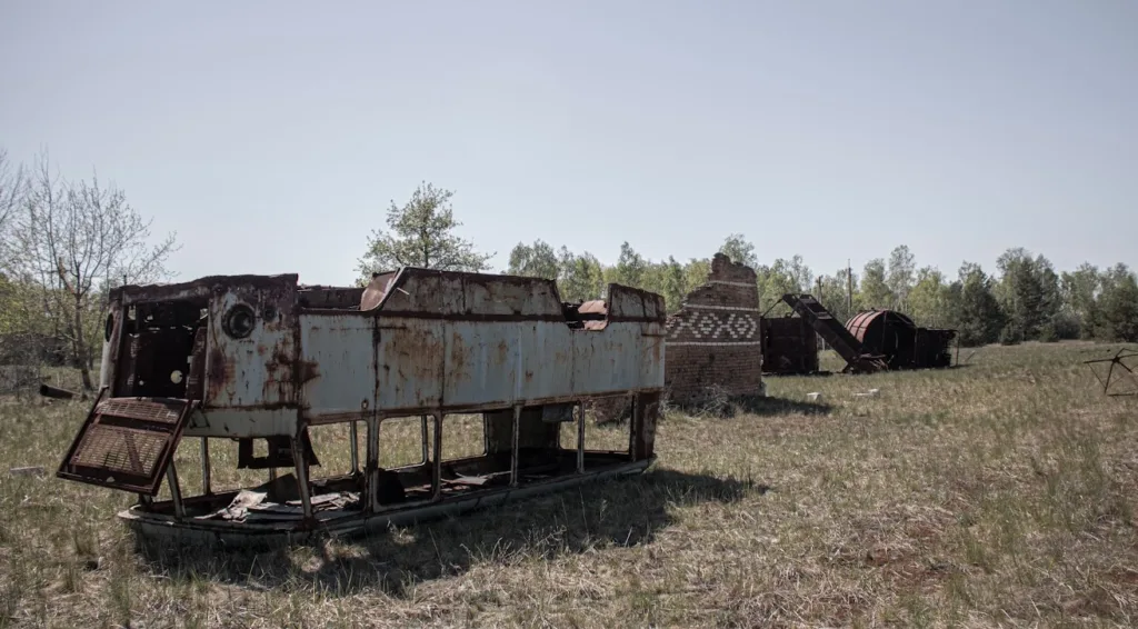 Заброшенный автобус в зоне отчуждения Беларуси